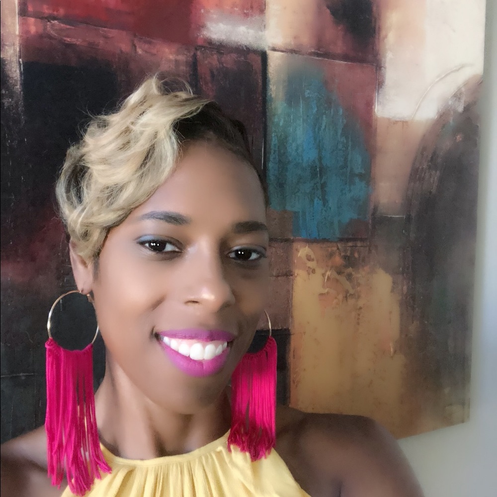 Meet your Posher, Monique